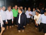 Thủ tướng lội nước thăm người dân phố cổ Hội An